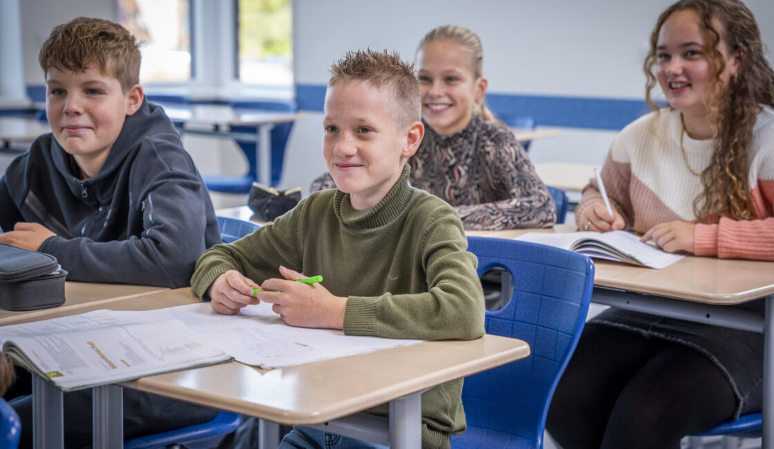 Leerling in de klas op het Calvijn College.