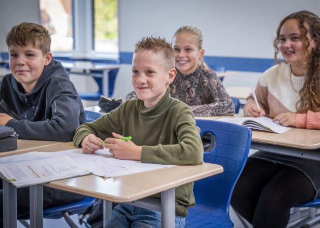 Leerling in de klas op het Calvijn College.