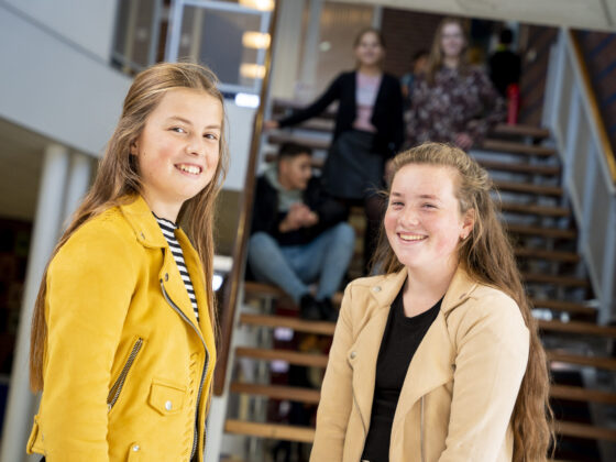 Twee leerlingen in de gang van het calvijn college, locatie Krabbendijke Appelstraat