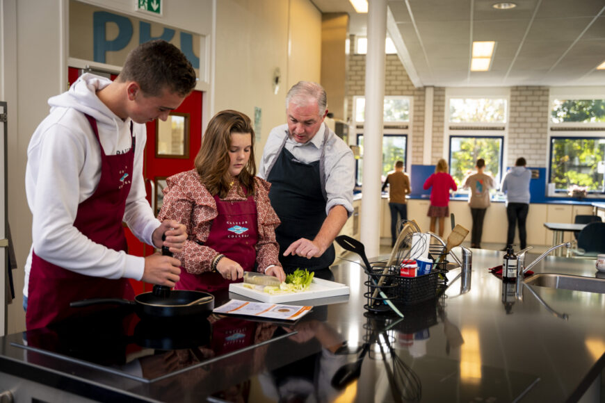 Leerling krijgt uitleg bij praktijkles koken op het praktijkonderwijs van Krabbendijke Appelstraat