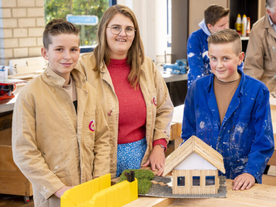 Leerlingen op het praktijkonderwijs van locatie Krabbendijke Appelstraat poseren bij een werkstuk