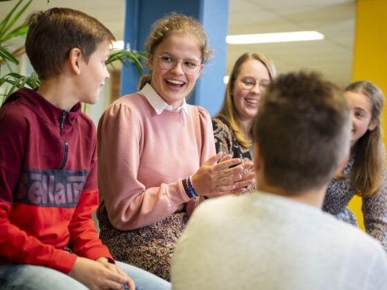 Leerlingen in de aula van locatie Goes Klein Frankrijk, hebben plezier samen en lachen