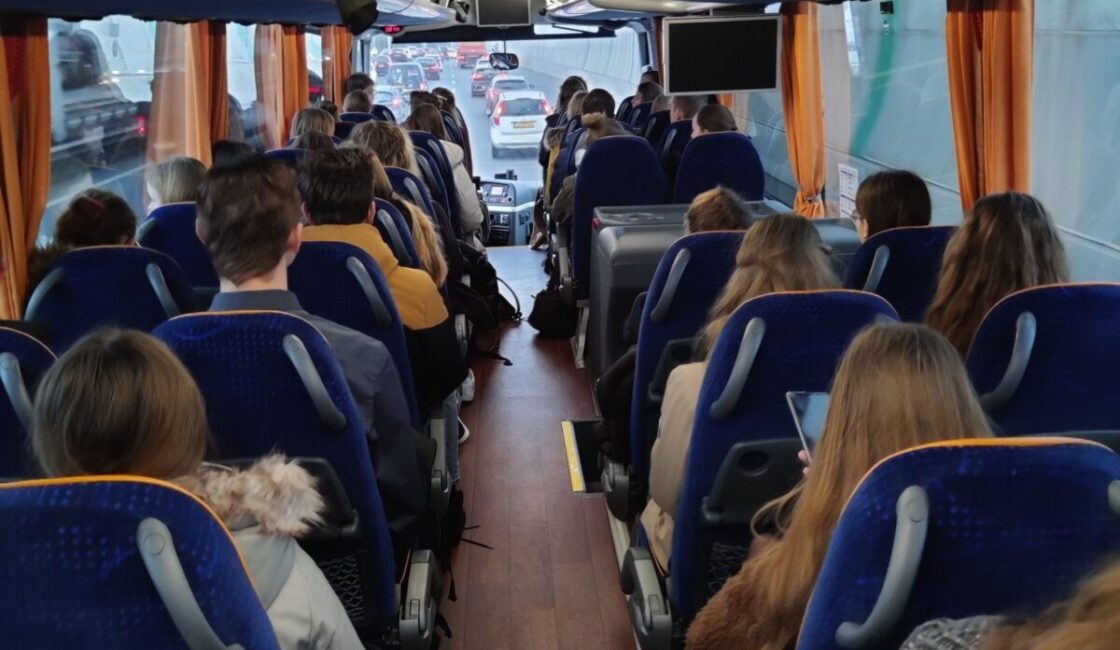 Leerlingen, bus, onderweg naar Scratch Messiah