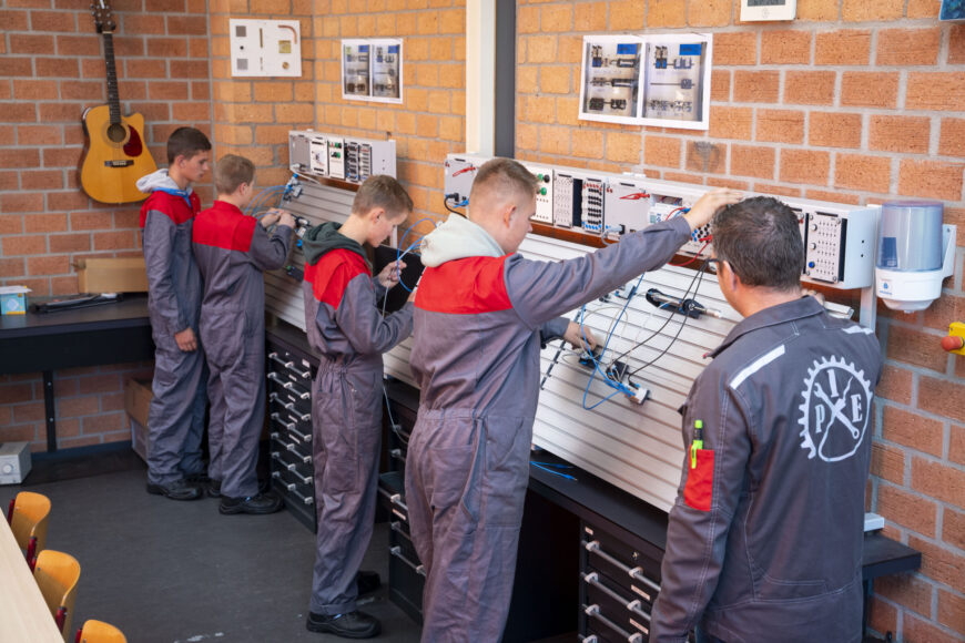Leerlingen van niveau basis-/kader krijgen uitleg op de afdeling produceren, installeren en energie van het Calvijn College in Krabbendijke.