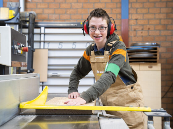 Leerling zaagt een stuk hout op de praktijkafdeling van locatie Krabbendijke Kerkpolder