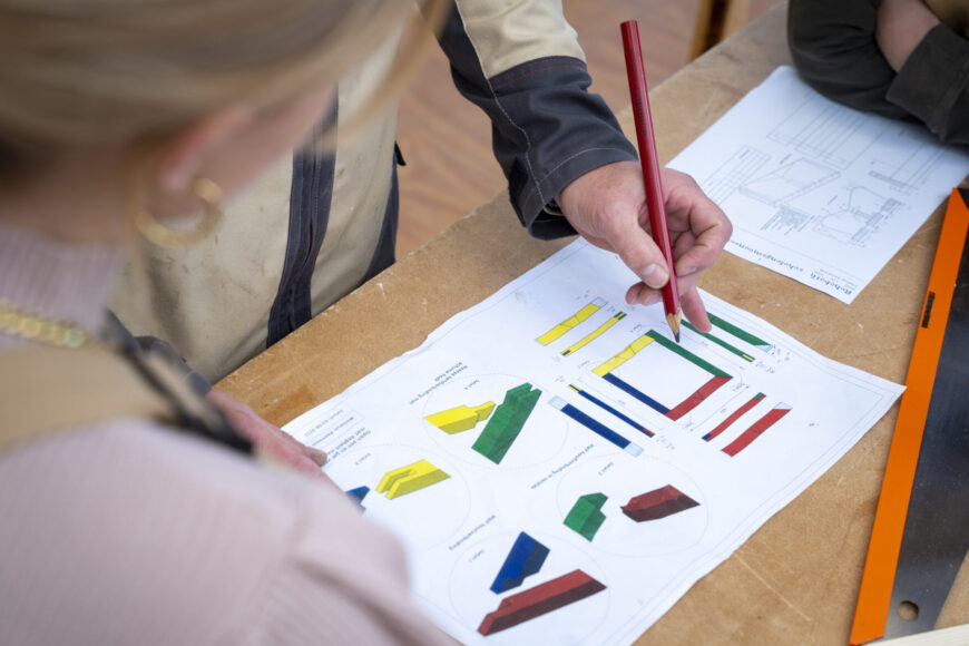 Tekening met bouwmaterialen op locatie Krabbendijke Kerkpolder, docent geeft uitleg