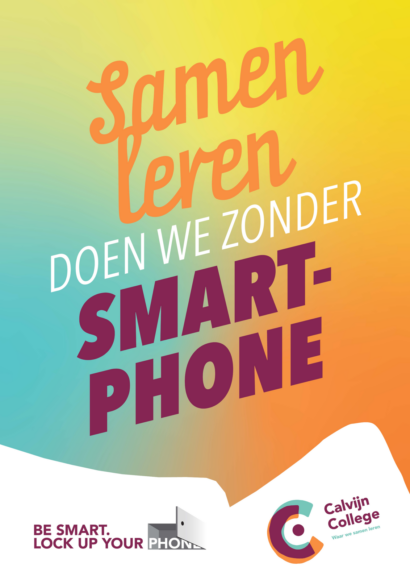 Calvijn College is een smartphonevrije school. Tekst op deze afbeelding: samen leren doen we zonder smartphone. En: be smart, lock up your phone.