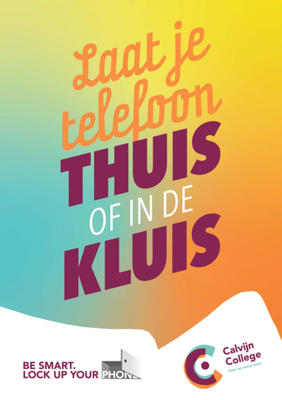 Calvijn College is een smartphonevrije school. Tekst op deze afbeelding: laat je telefoon thuis of in de kluis. Be smart lock up your phone.