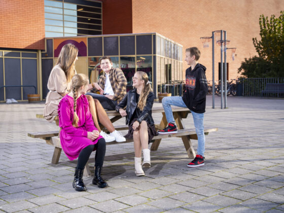 Leerlingen kletsen op het schoolplein van locatie Goes Stationspark.