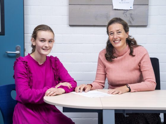 Leerling en begeleider op locatie Goes Stationspark, persoonlijke aandacht en leerlingenzorg vindt het Calvijn College belangrijk