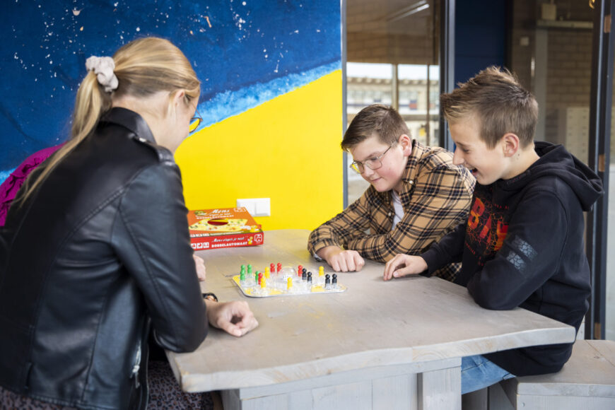 Leerlingen spelen een spelletje tijdens de pauze.