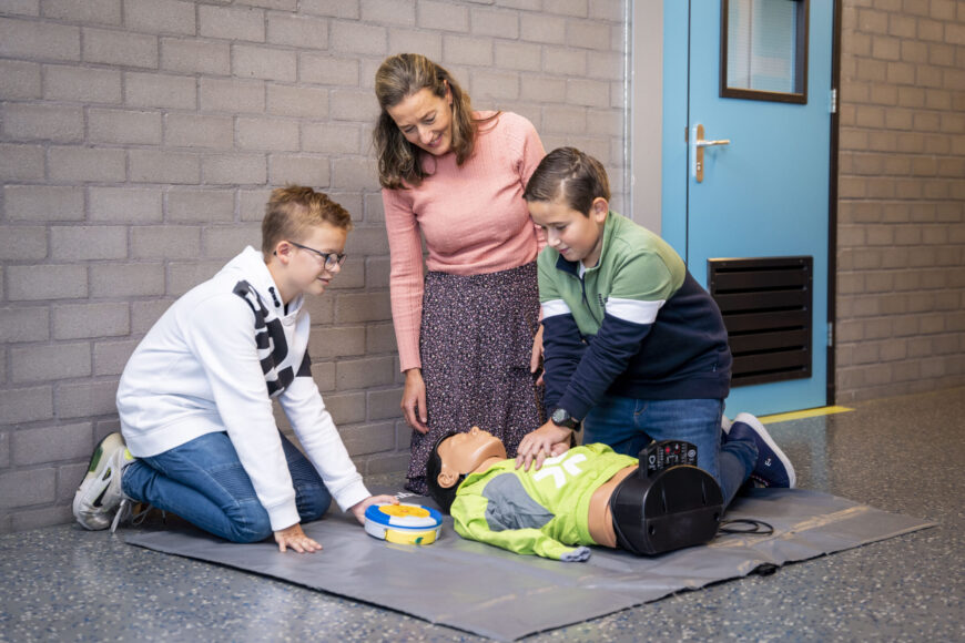 Vmbo-leerlingen krijgen praktijkles reanimeren op locatie Goes Stationspark