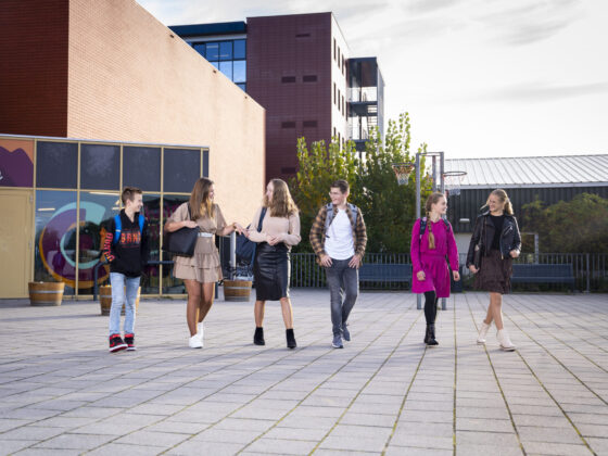 Leerlingen op het schoolplein van locatie Goes Stationspark.