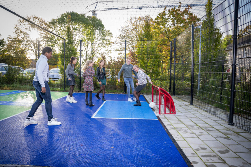 Leerlingen in pannakooi van locatie Middelburg spelen een potje voetbal