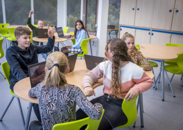 Leerling steekt vinger op en heeft vraag