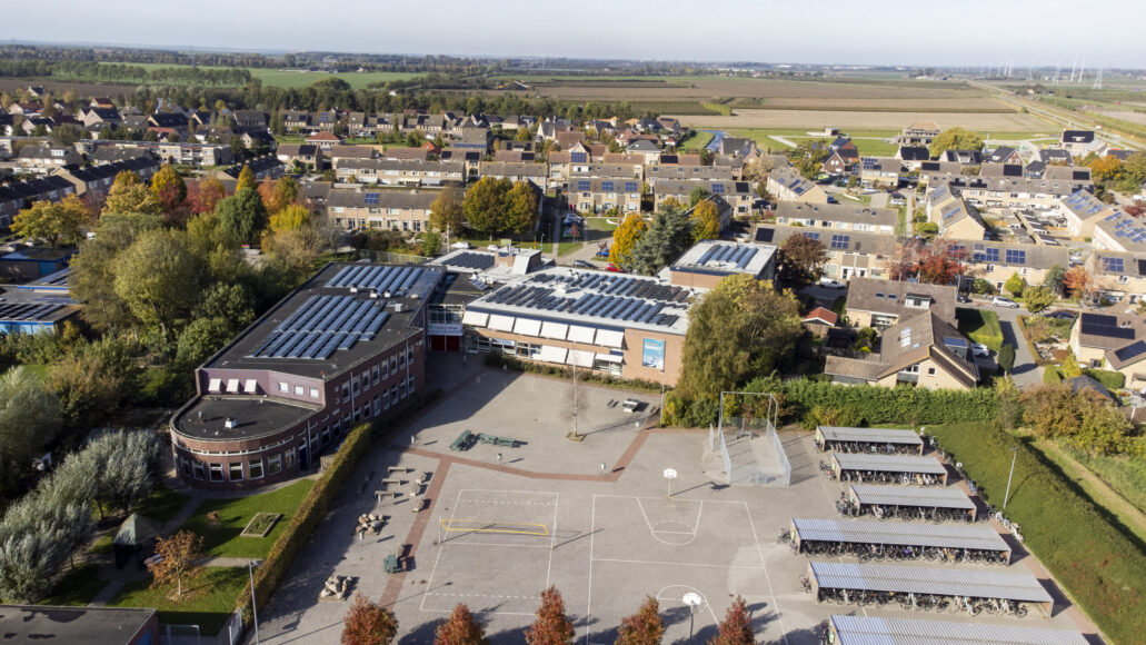 Dronefoto locatie Krabbendijke Appelstraat met plein en zicht op zonnepanelen op het dak