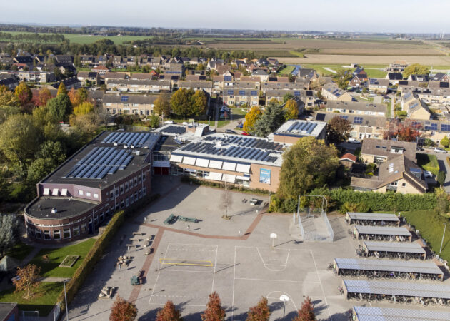 Dronefoto locatie Krabbendijke Appelstraat met plein en zicht op zonnepanelen op het dak