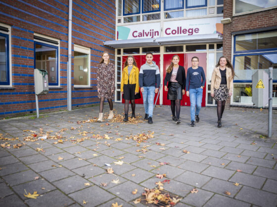 Leerlingen op het plein van locatie Krabbendijke Appelstraat