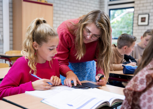 Docent geeft uitleg aan individuele leerling op locatie Krabbendijke Appelstraat