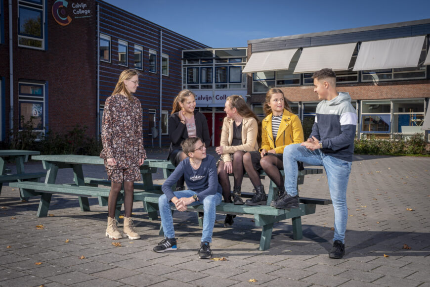 Leerlingen op het plein van locatie Krabbendijke Appelstraat