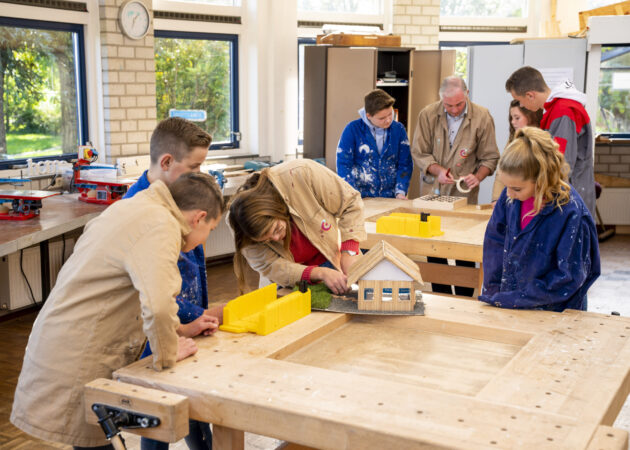 Leerlingen krijgen uitleg van docenten bij het praktijkonderwijs op locatie Krabbendijke Appelstraat