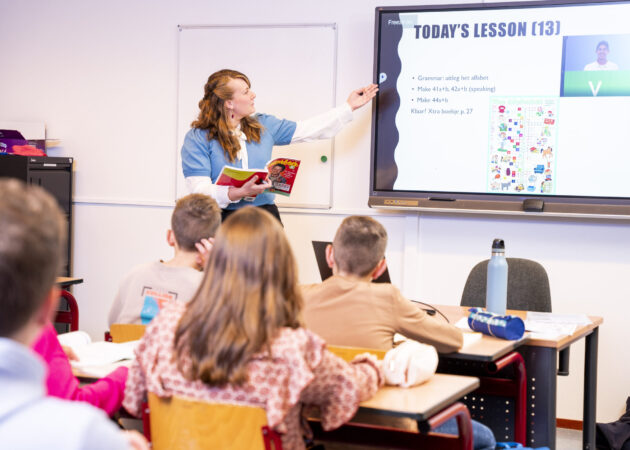 Docent geeft uitleg bij les Engels