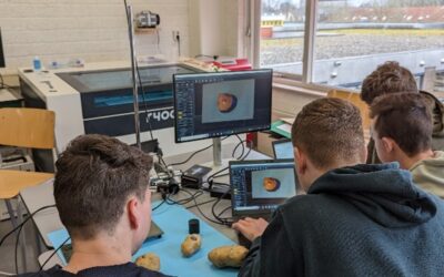 Leerlingen kijken naar computer bij PGP-technologie