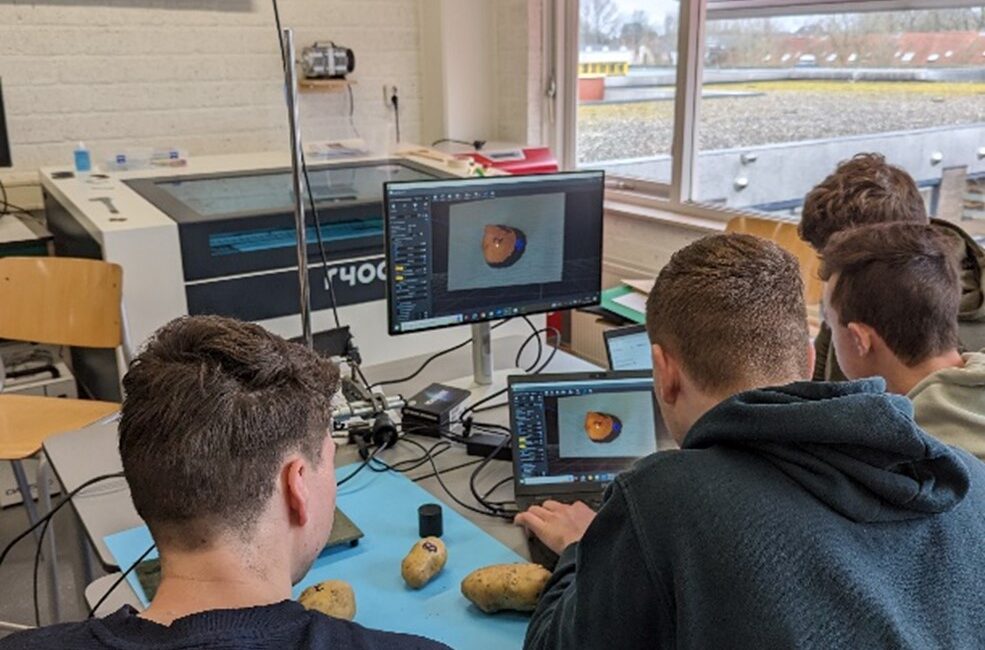 Leerlingen kijken naar computer bij PGP-technologie