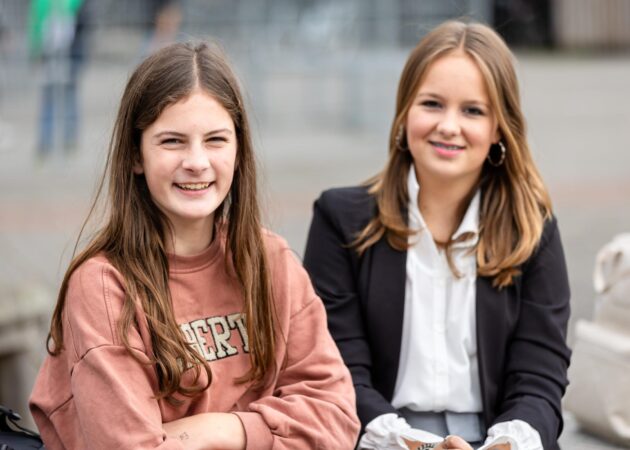 leerlingen op het plein