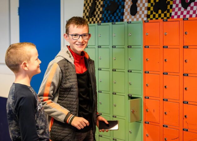 Leerling, telefoon, kluisjes