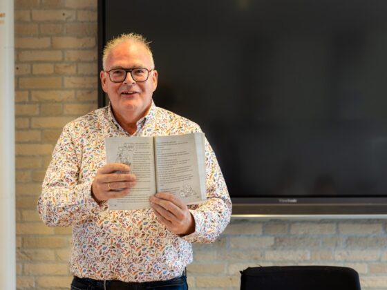 docent met boek