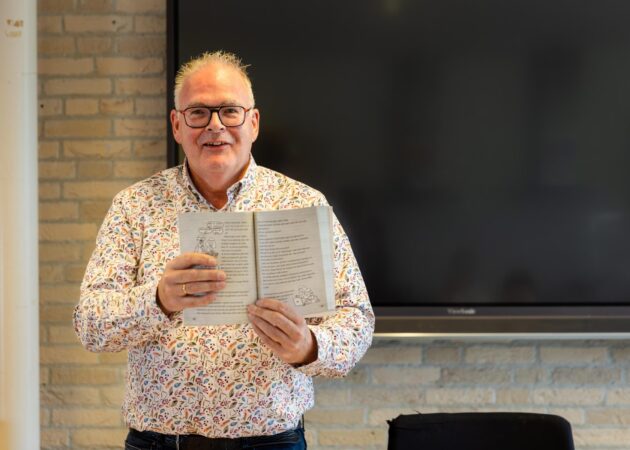 docent met boek
