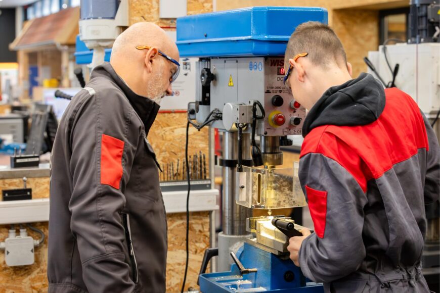 Leerling, docent, les produceren, installeren en energie