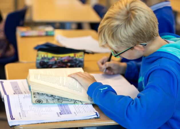 Leerling, schrijven in les