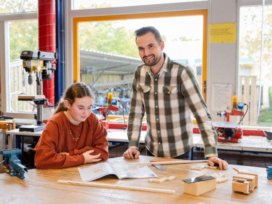 Technisch instructeur met leerling