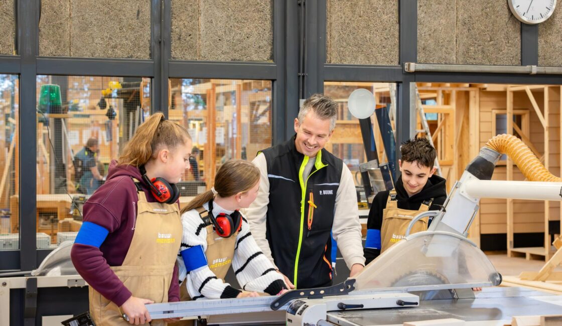 docent legt leerlingen iets uit bij praktijkvak