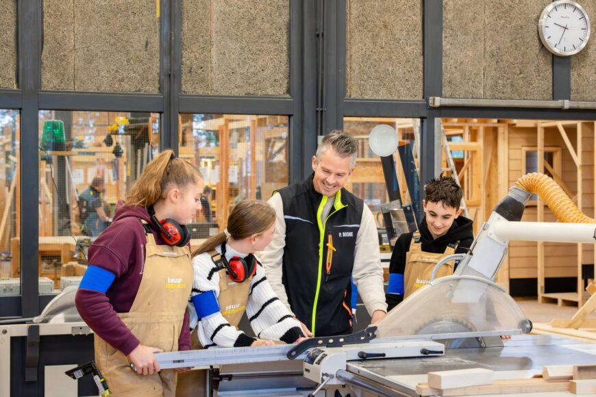 Leerlingen en leraar tijdens praktijkles