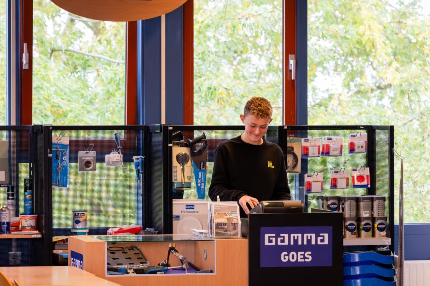 Leerling tijdens les economie en ondernemen