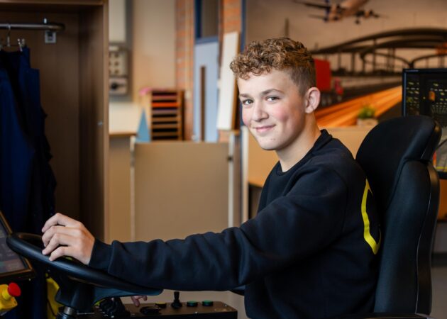 Leerling op machine