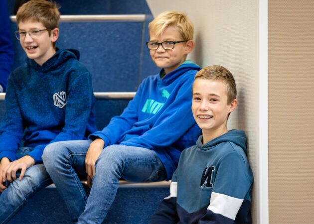 Leerlingen zitten op de trap