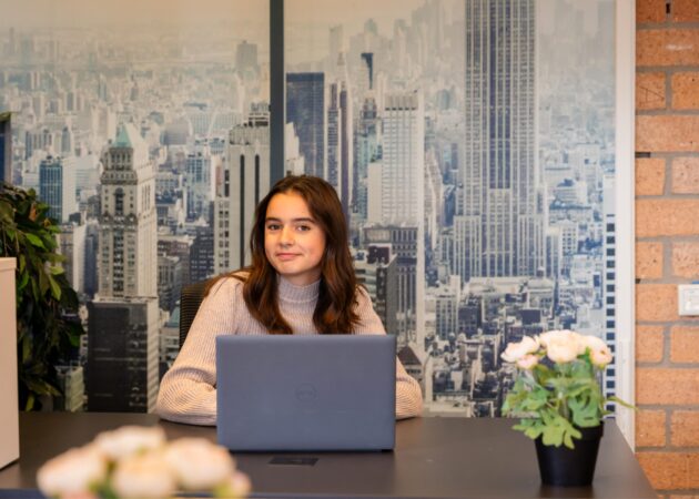 Leerling achter laptop