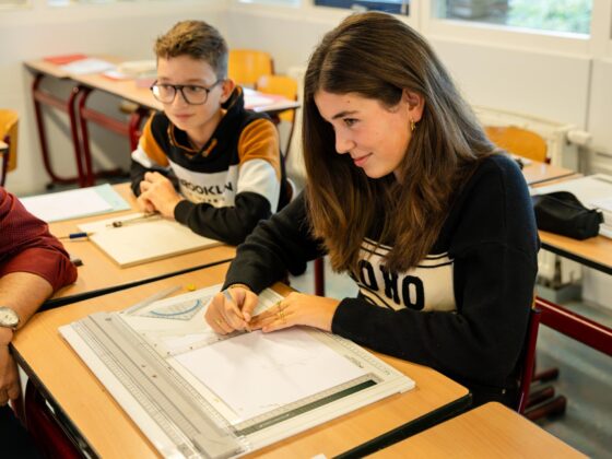 Leerlingen met boeken in klas