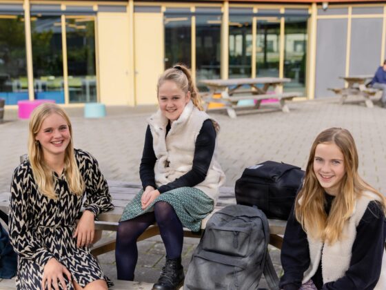 Drie leerlingen op schoolplein