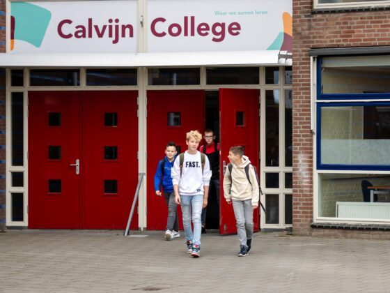 Leerlingen lopen het schoolplein op