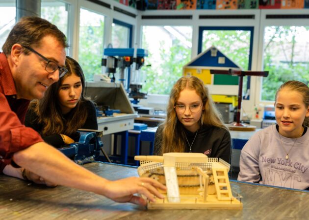 Leerlingen bouwen met leraar