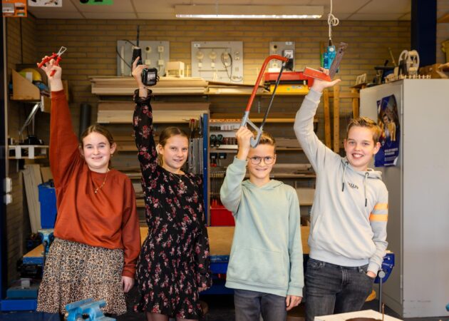 Leerlingen in een praktijkles