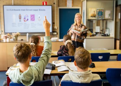 Leerling steekt vinger op tijdens les