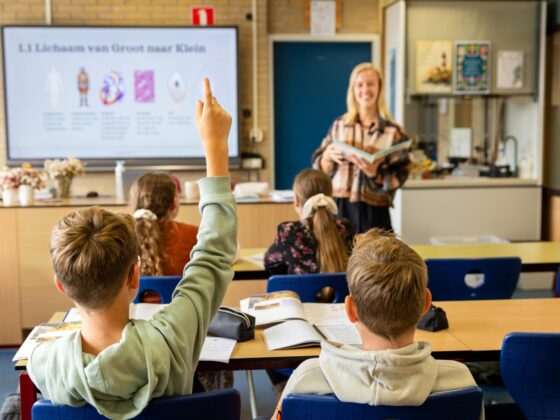 Leerling steekt vinger op tijdens les