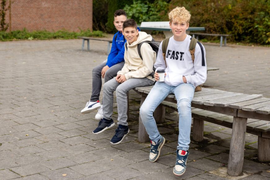 Leerlingen hangen buiten