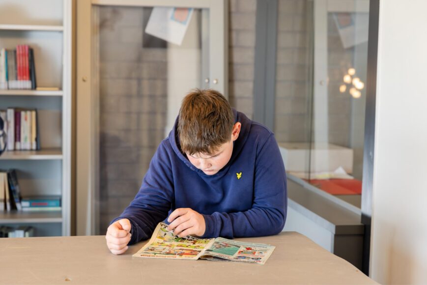 Jongen leest een blad